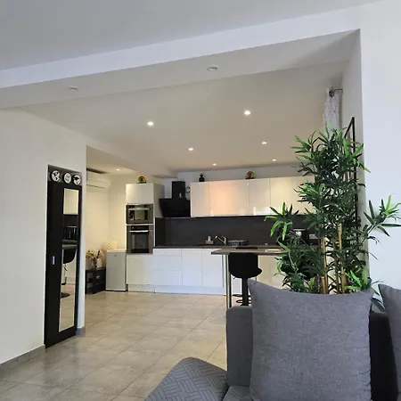 Casa de Férias Monaco-beach 20min Ground Floor Parking Airconditioning Wifi La Trinité